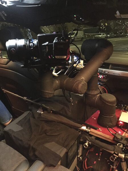 La caméra sur un bras robotisé à l'intérieur de la voiture