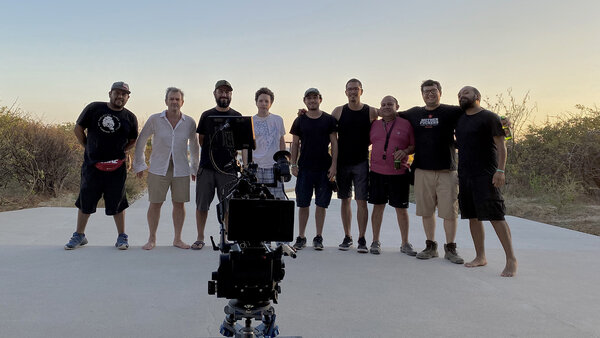 Yves Cape (in white shirt) and Michel Franco (in white T-shirt) flank Alejandro Sánchez de la Peña, the producer; with, on the far right, the two camera assistants, Chris Muñoz and Raúl Emmanuel Gutiérrez Castro; and Francisco Galván, DIT, the fourth from the right. - DR