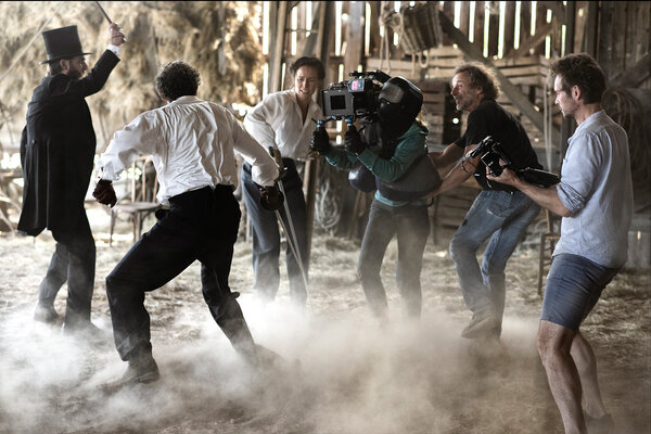 Sur le tournage : Lucie Baudinaud, à la caméra, Michel Carliez, sur sa droite, et Alexis Cohen, au point. - Photo Guy Ferrandis
