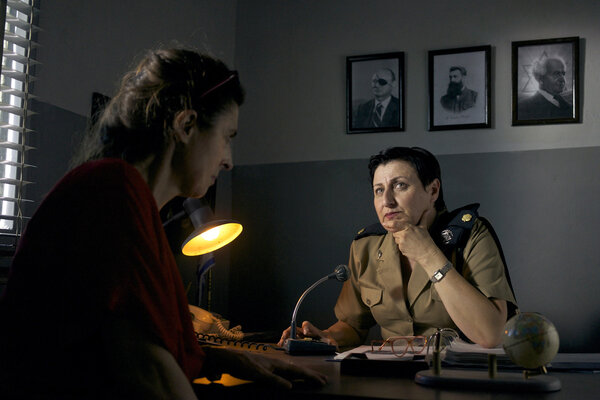 Zarqa - Bureau de la directrice de la prison - Zarqa, décor du bureau de la directrice de la prison : Mai, réalisatrice, et Ruti, dans son premier rôle. <i>(Samuel, mercredi 25 juin)</i>