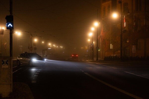 Nuit brumeuse dans les rues de Toruń - Photo Katarzyna Średnicka