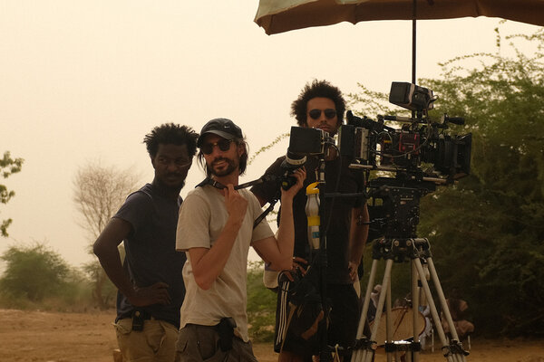 Sur le tournage de "Banel et Adama", - De g.à d. : Oumar Ba, Louis Roux et Amine Berrada