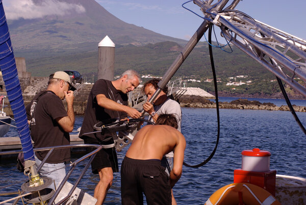 Montage de la Pole-Cam pour "Océans", aux Açores