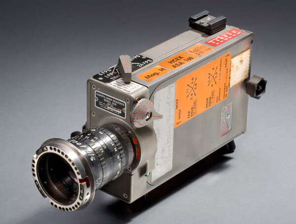 Lens 75mm on Maurer 16 mm camera - Photo by the NASA